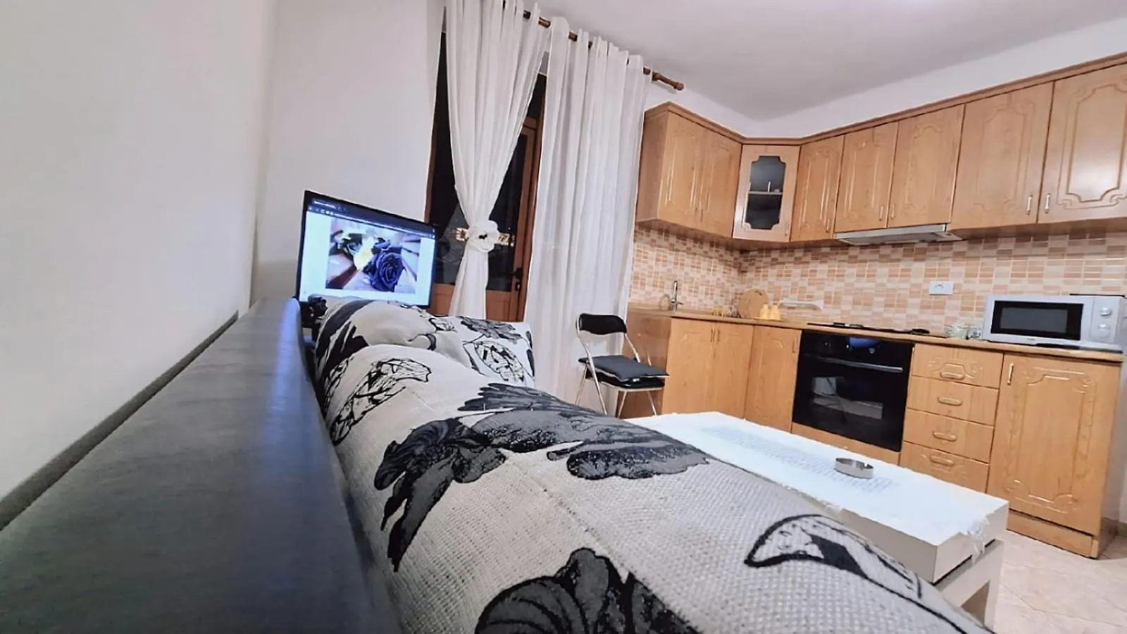 Promenade Apartment In City Centre Berat