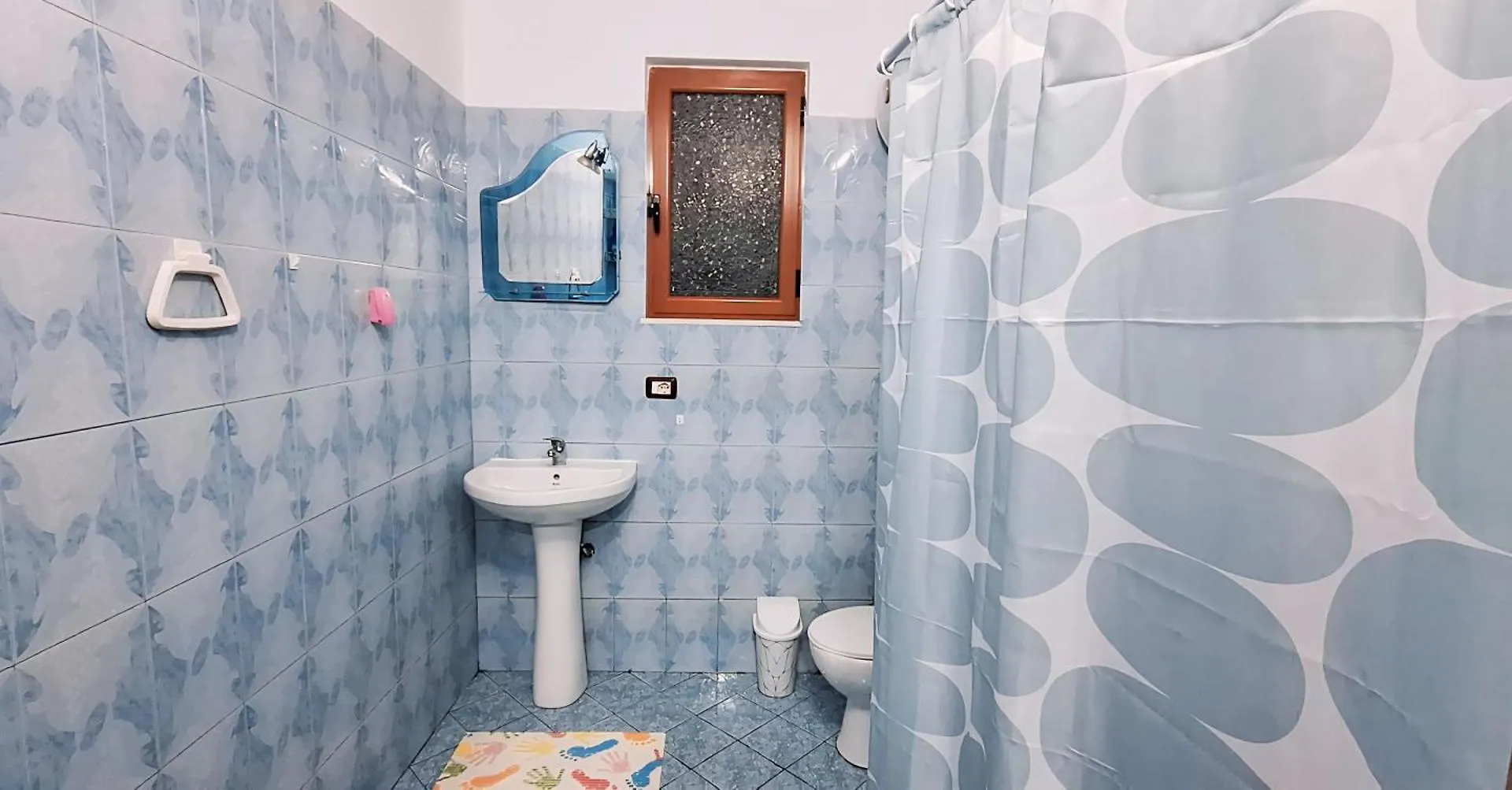 Promenade Apartment In City Centre Berat Albania