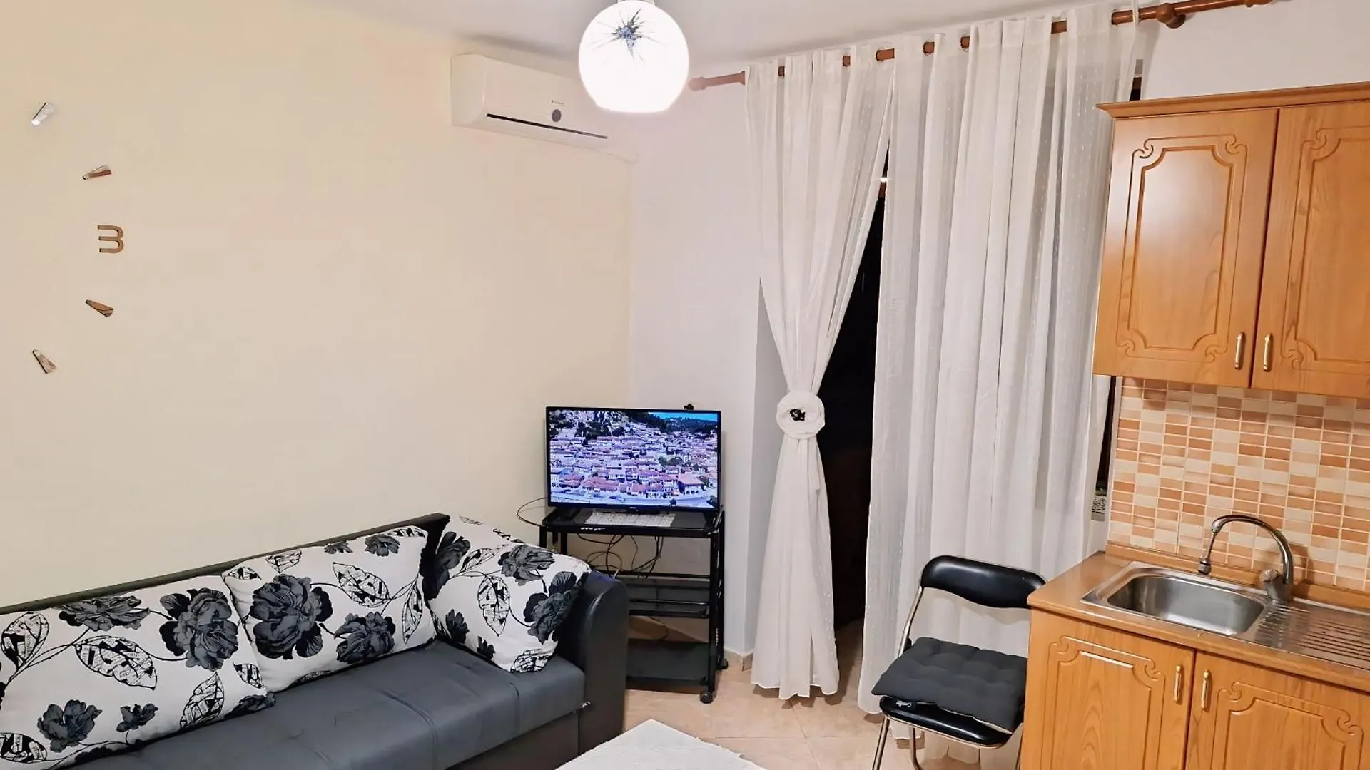 Promenade Apartment In City Centre Berat Albania